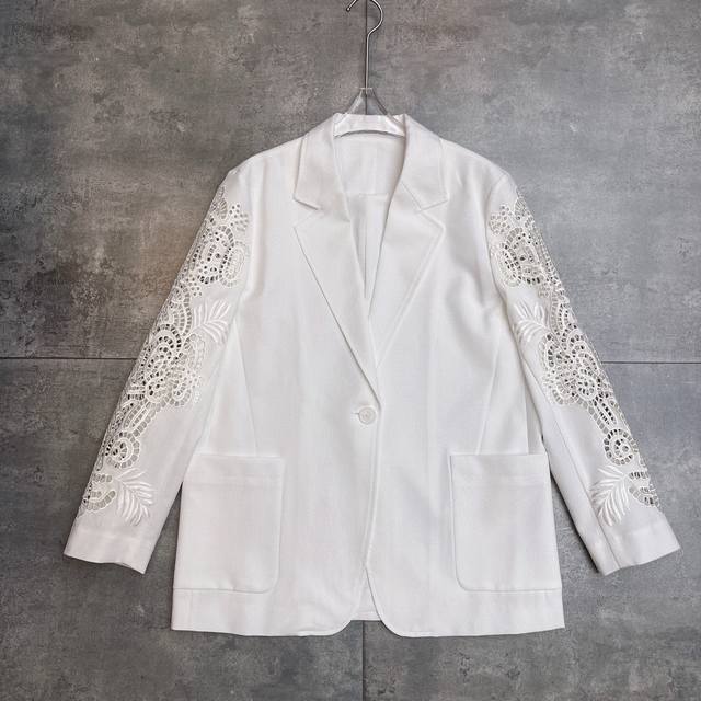 翻单出货 爆款 Maxm 丨专柜同步发售 2025早秋新 ＃高版＃极简线条实穿百搭 又飒又利落，袖子激光镂空刺绣 通勤日常必备单品 面料成分：30%棉 70%聚