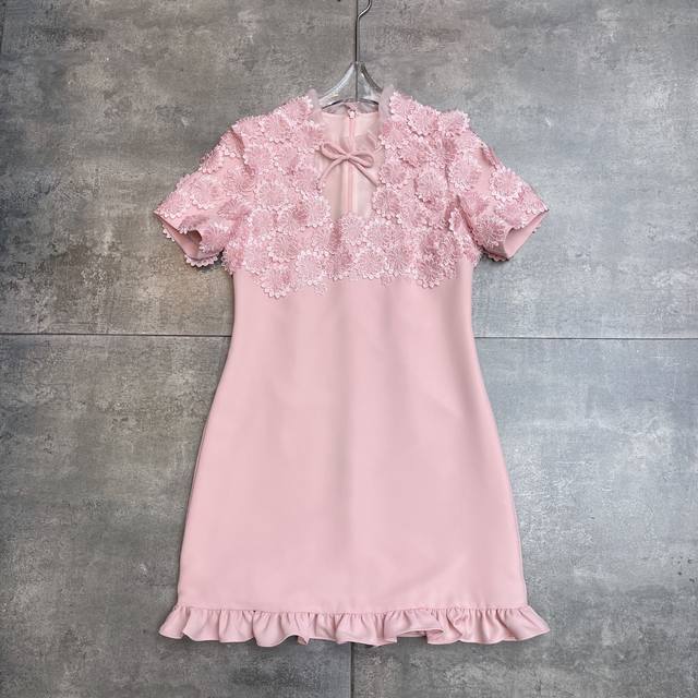 翻单出货 爆款，明星同款 Valent0冖 秀场2025早秋 极繁主义高定小礼服新款 ，重工刺绣立体花朵 甜美的蝴蝶结与荷叶边点缀 超级仙女复古的连衣裙 面料成