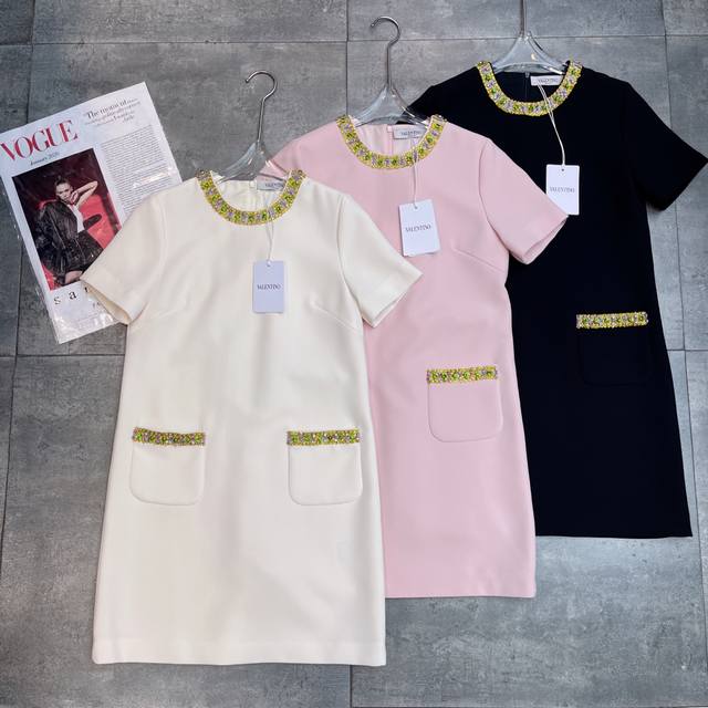 翻单出货 爆款 Valent0冖秀场 2025早秋高定礼服系列新款 ，复古彩色钉珠刺绣珍珠水钻 纯手工重工艺完美的修饰腰部曲线让职场女神气质与时髦感并存 实物比