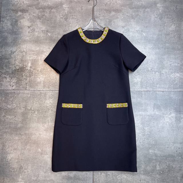 翻单出货 爆款 Valent0冖秀场 2025早秋高定礼服系列新款 ，复古彩色钉珠刺绣珍珠水钻 纯手工重工艺完美的修饰腰部曲线让职场女神气质与时髦感并存 实物比