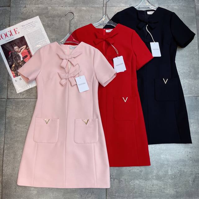 翻单出货 爆款 Valent0冖秀场 2025早春高定系列新款 ，奢华大气日常必备单品裙 蝴蝶结优雅气质高贵纯色连衣裙 V家的连衣裙永远不会过时 立体剪裁能很好