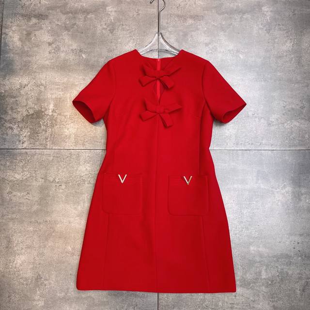翻单出货 爆款 Valent0冖秀场 2025早春高定系列新款 ，奢华大气日常必备单品裙 蝴蝶结优雅气质高贵纯色连衣裙 V家的连衣裙永远不会过时 立体剪裁能很好