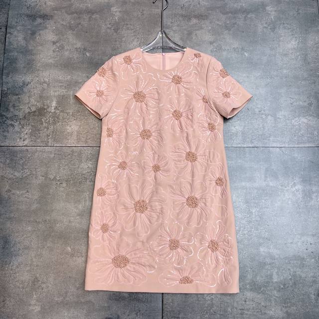 翻单出货 原版重工刺绣订珠。Valent*N专柜同款 回头率超高人气2025早秋新款 圆领重工珠片刺绣订珠 修身显瘦短袖连衣裙 面料成分：70%棉 30% 聚脂