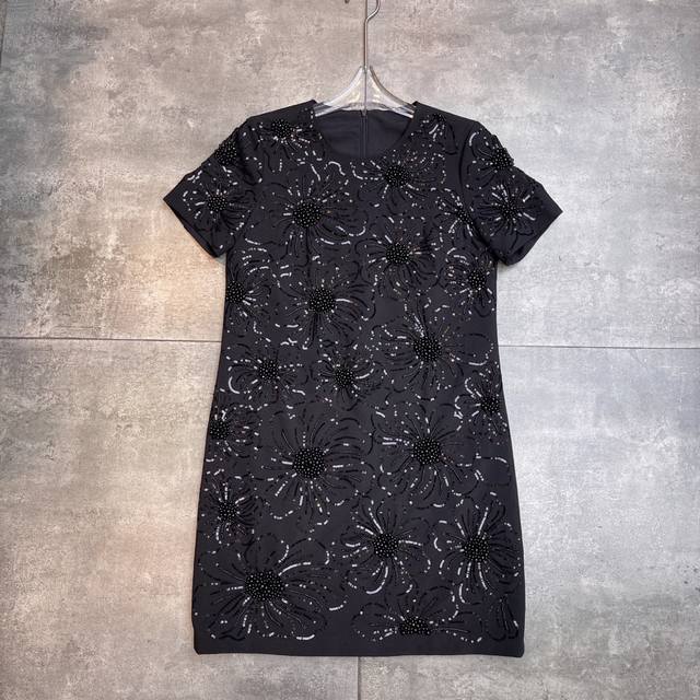翻单出货 原版重工刺绣订珠。Valent*N专柜同款 回头率超高人气2025早秋新款 圆领重工珠片刺绣订珠 修身显瘦短袖连衣裙 面料成分：70%棉 30% 聚脂
