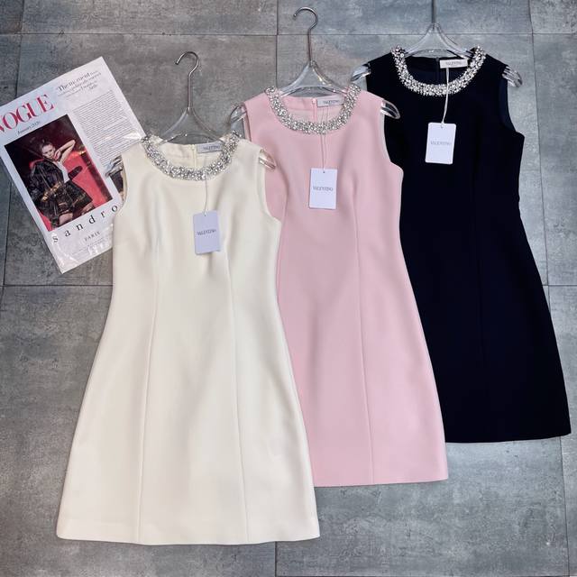 翻单出货，爆款 Valent0冖专柜重工1:1 定制，2025夏季新款财阀千金小礼服裙 重手工订珠水钻 自带高级感 上身巨显瘦 修身无袖连衣裙 面料成分：31%