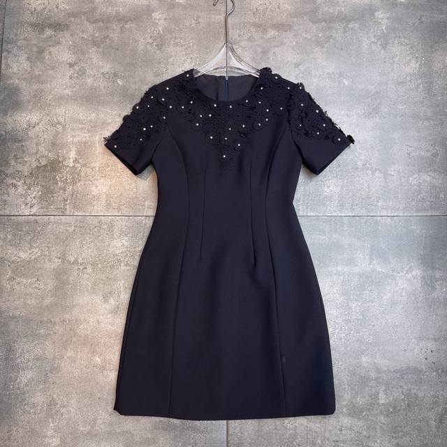 翻单出货 爆款，明星同款 Valent0冖秀场 2025春夏高定礼服系列新款 ，原版版型完美的腰部曲线让职场女神气质与时髦感并存 立体花订钻 重手工制作 实物比