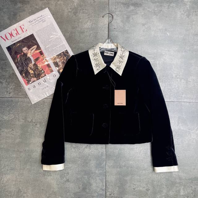 翻单出货 爆款丝绒外套 Miumu 2025早秋新款 本季绝绝子丝绒外套 她家真的太懂女孩子心思了 撞色翻领订珠水钻 精致手缝包扣 减龄财阀千金小姐 百搭外套