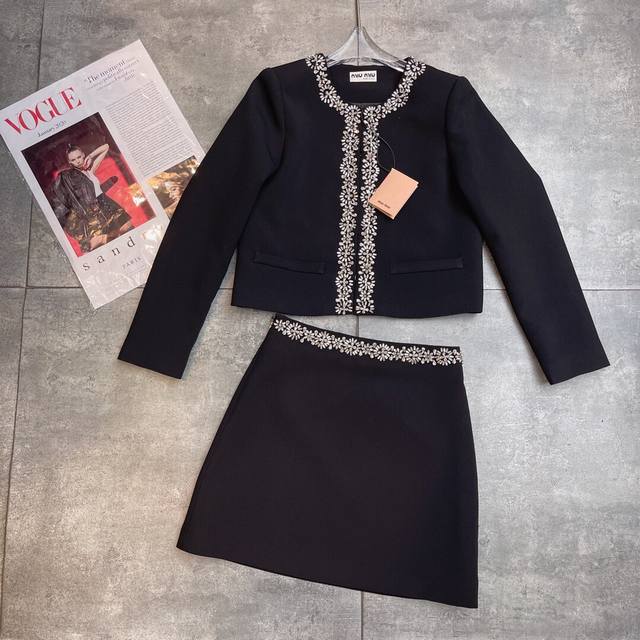 翻单出货 爆款套装 Mium*U2025年早秋新款，减龄学院风俏皮又不失优雅，重工订珠水钻，职场精英必备长袖外套＋小A半裙 面料成分：70%棉 30%聚脂纤维