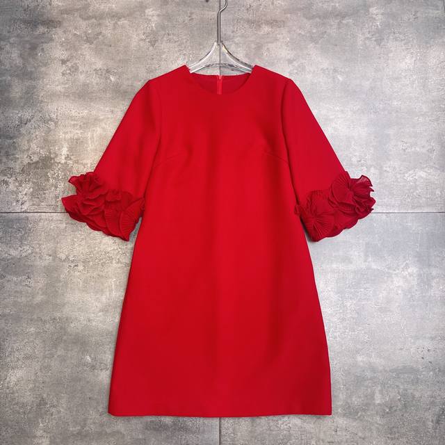 翻单出货 爆款 Valent0冖秀场 2025早秋必备单品新款 ，美到爆炸的白月光连衣裙 微喇七分袖压褶荷叶边手工花朵设计，很好的修饰手臂线条 优雅与柔美并存