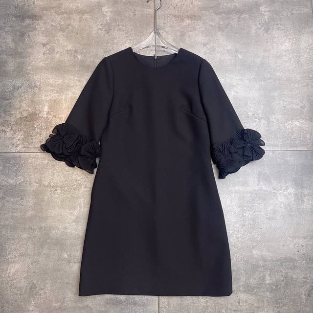 翻单出货 爆款 Valent0冖秀场 2025早秋必备单品新款 ，美到爆炸的白月光连衣裙 微喇七分袖压褶荷叶边手工花朵设计，很好的修饰手臂线条 优雅与柔美并存