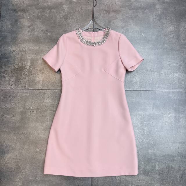 翻单出货 Valent0冖秀场 2025春夏系列新款 ，甜美气质穿搭 精致水钻订珠 细节感满满 V家的连衣裙永远不会过时 立体剪裁很好的修饰短袖连衣裙 面料成分