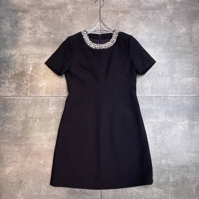 翻单出货 Valent0冖秀场 2025春夏系列新款 ，甜美气质穿搭 精致水钻订珠 细节感满满 V家的连衣裙永远不会过时 立体剪裁很好的修饰短袖连衣裙 面料成分