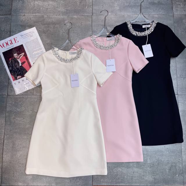 翻单出货 Valent0冖秀场 2025春夏系列新款 ，甜美气质穿搭 精致水钻订珠 细节感满满 V家的连衣裙永远不会过时 立体剪裁很好的修饰短袖连衣裙 面料成分