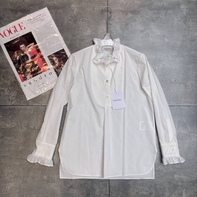 翻单出货 爆款 Valent0冖秀场 2025Ss早秋专柜同款，本季最火单品系列 闭眼入纯色衬衣一定要简洁，立体荷叶花边 不同材质对撞荷叶边略显浪漫 侧弧型开叉