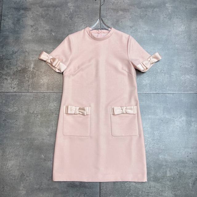 翻单出货 Valent0冖秀场 2025盛夏专柜新品同款 ，日常必备单品裙 全新定制透气凉爽面料 蝴蝶结优雅气质高贵纯色连衣裙 V家的连衣裙永远不会过时 立体剪