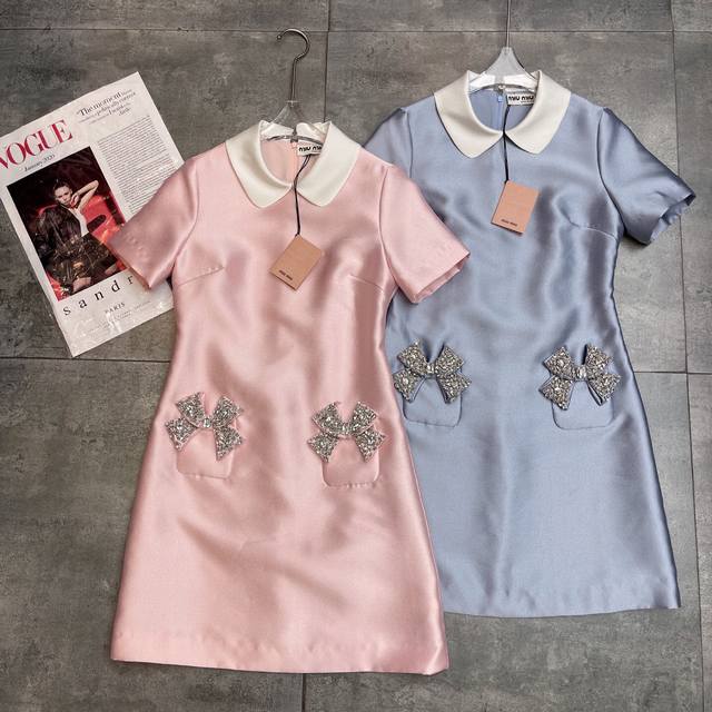 翻单出货 Miu*U2025早秋新款财阀千金小礼服裙 减龄神器 撞色娃娃领甜美蝴蝶结重工订珠水钻 自带高级感 面料轻薄透气 上身巨显瘦 修身短袖连衣裙 面料成分