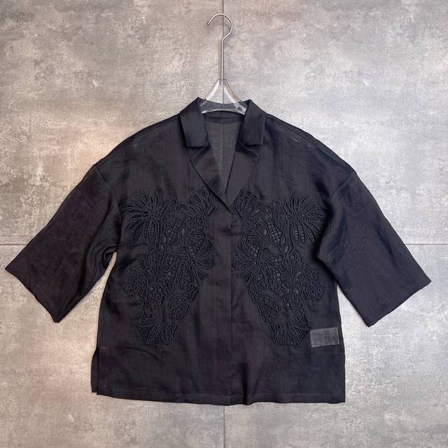 翻单出货 爆款 Ma乄专柜2025早秋新品 丨防晒衫优雅知性女人味穿搭 精致的刺绣图案 简单又大气 面料成分：100%苎麻 颜色：白色 黑色 尺码：S M L