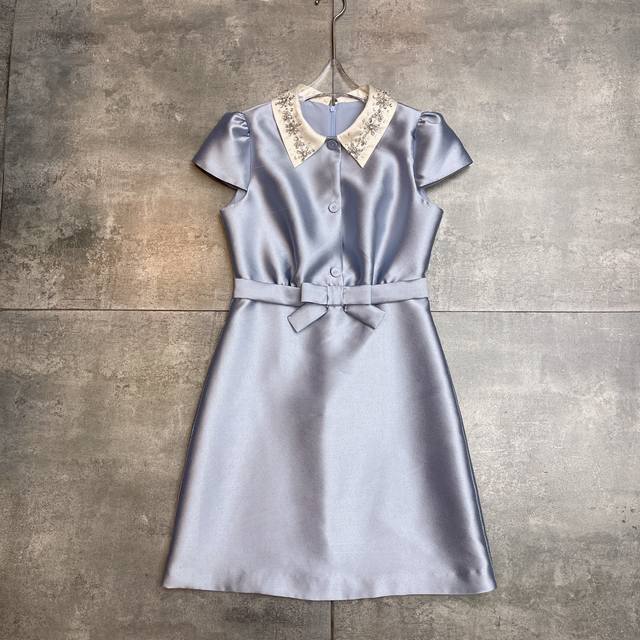 翻单出货 M*U2025春夏新款财阀千金小礼服裙 减龄神器 翻领重工订珠水钻 精致高级 甜美减龄蝴蝶结 上身巨显瘦 修身短袖连衣裙 面料成分：31%真丝 69％