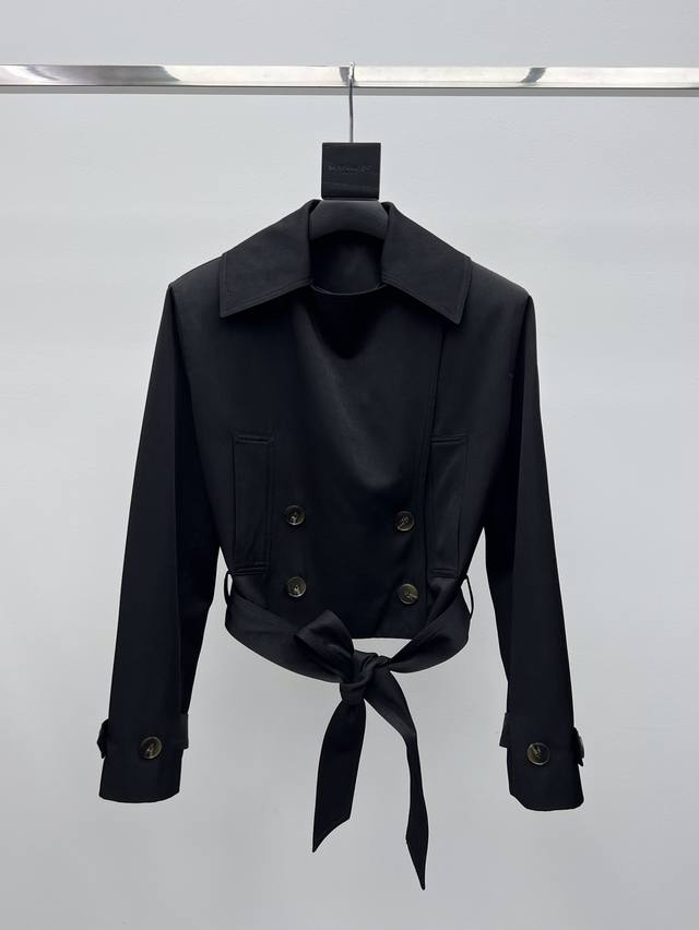 Helsa*大翻领短款风衣 Helsa新品Office Lady系列，为女性打造方便实穿又具有优雅气息的单品。这款短裁风衣为大廓形垫肩翻领设计，双排扣开合，下摆