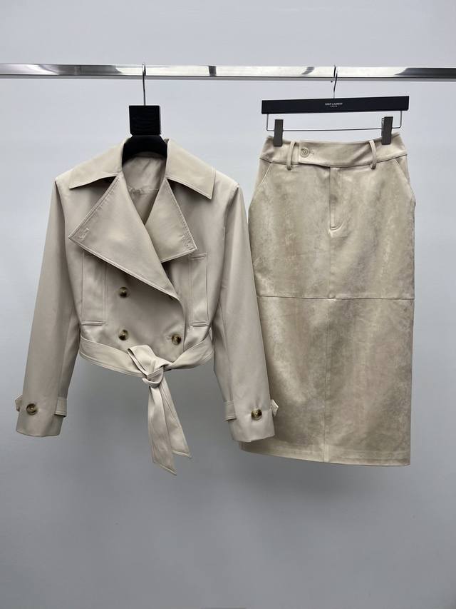 Helsa*绒面半裙套装 Helsa 新品Office Lady系列，为女性打造方便实穿又具有优雅气息的单品。这款绒包臀半裙选用高腰版型剪裁，背后开叉细节性，可