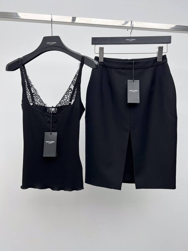 火爆 Rose同款 * 罗纹针织蕾丝背心套装 Fall新品 V领设计，扇形蕾丝饰边 搭配可调节细肩带 性感优雅 时髦摩登 Sml