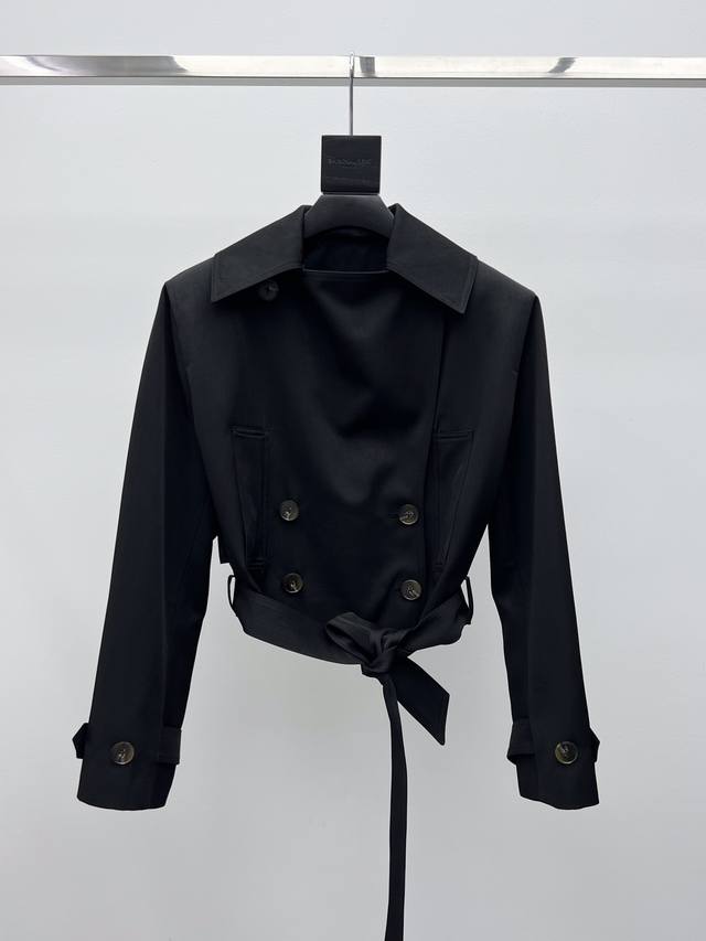 Helsa*大翻领短款风衣 Helsa新品Office Lady系列，为女性打造方便实穿又具有优雅气息的单品。这款短裁风衣为大廓形垫肩翻领设计，双排扣开合，下摆