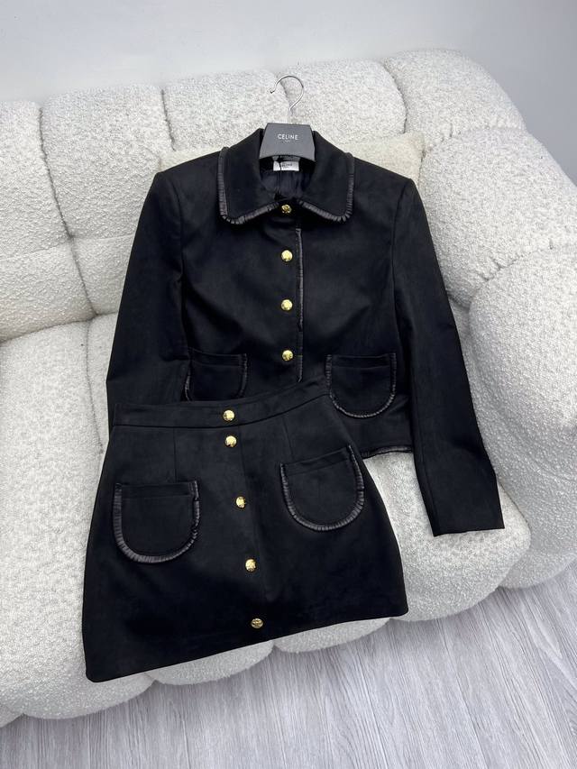 Celin*麂皮绒夹克套装 凯旋门金扣短款夹克迷你半裙，选用科技麂皮绒面料打造，翻领短款箱型版型剪裁，搭配同系列A字半身裙打造时髦造型 富家千金即视感,重新演绎