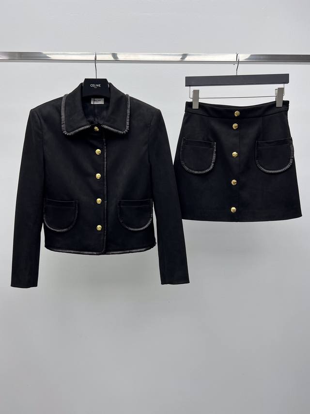 Celin*麂皮绒夹克套装 凯旋门金扣短款夹克迷你半裙，选用科技麂皮绒面料打造，翻领短款箱型版型剪裁，搭配同系列A字半身裙打造时髦造型 富家千金即视感,重新演绎