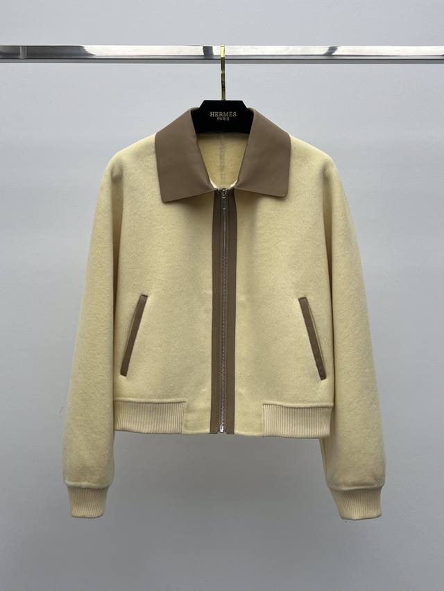 Herme* 拼皮羊绒外套 选用双面羊绒混纺羊毛面料材质 翻领飞行员夹克版型 撞色皮革饰边领子和门襟 复古时髦百搭不挑人 Sml