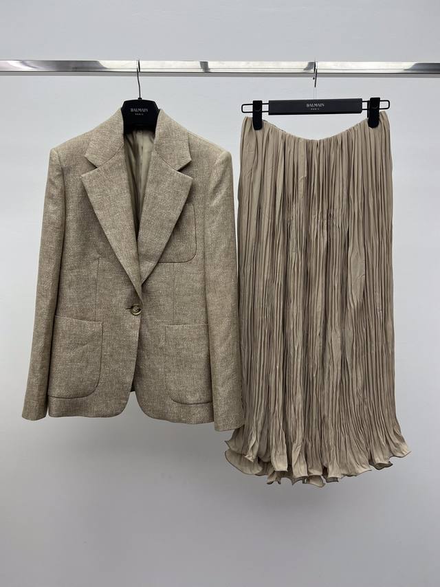 Ralph Laure*褶裥半身裙 这款Jordyn半身裙采用优雅轻易的雪纺绸面料 打造迷人的纹理和丰富的立体感 灵动飘逸 可搭配同系列西装马甲打造完美造型 S