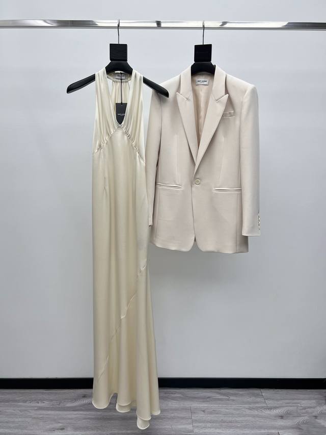 娜扎Vogue活动同款 现货发售～ Saintlauren*秋季系列醋酸缎面绕颈连衣裙 25Fall这一季是把浪漫性感妩媚诠释得淋漓尽致 设计师响应了每一位现代