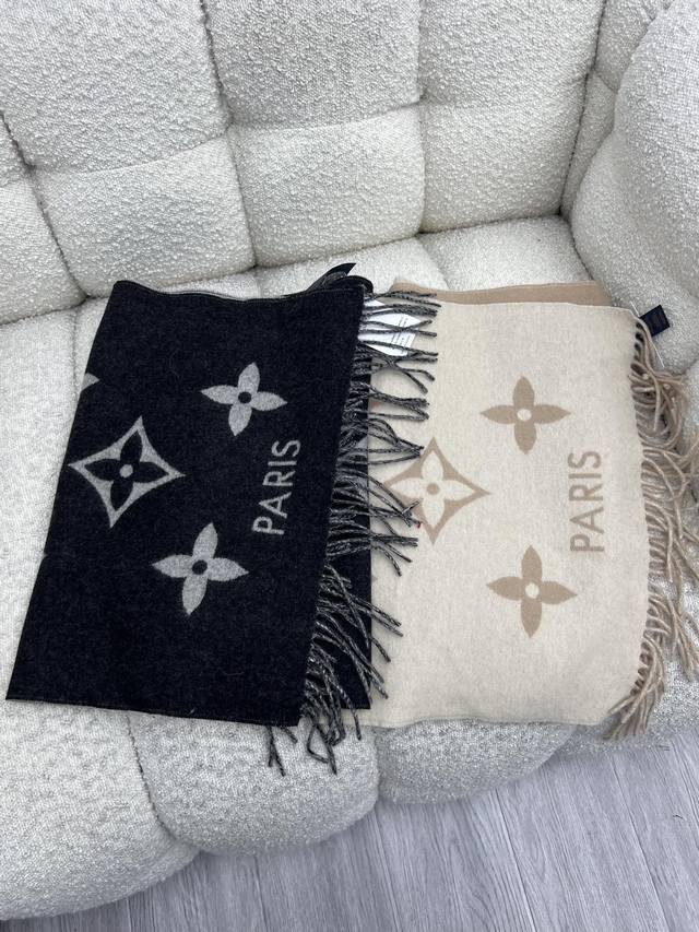 Louis Vuitto*羊绒提花围巾 Monogram Giant 围巾将经典 Monogram 图案瞩目放大，与背面反色效果共同彰显繁复主义格调。舒柔山羊绒