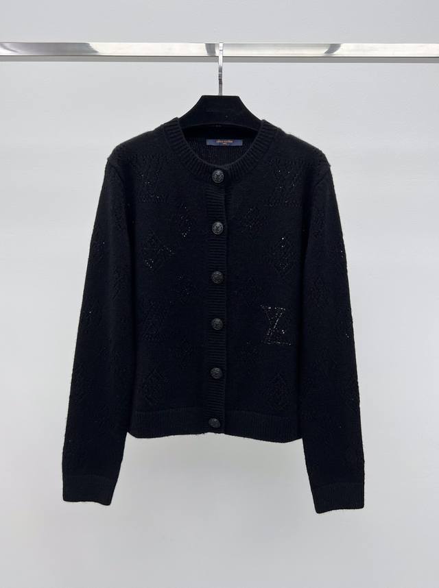 Louis Vuitto*镂空老花针织开衫 本款山羊绒开衫聚焦大号 Monogram 镂花图案，以摩登笔触升级经典设计。莹泽亮片 Lv 字母栖身一隅，宽幅罗纹前
