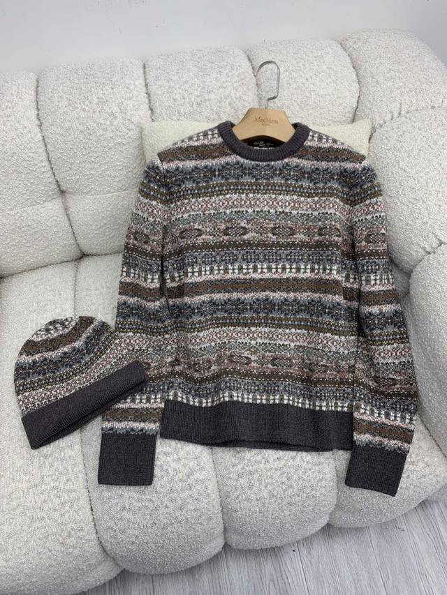 Loro Pian*羊绒提花冷帽 这款针织冷帽采用羊绒纱线以巧妙的提花工艺编织而成，色调细腻丰富。将纯羊绒纤维与再生纱线巧妙融合，重现其原有的丰富质感。撞色罗纹