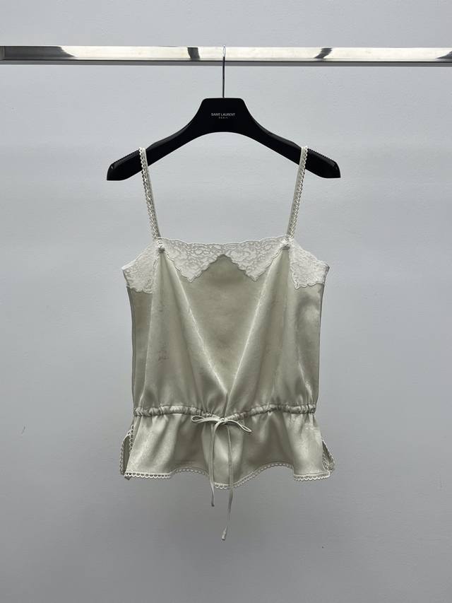 Chlo*蕾丝吊带背心 以时髦摩登手法重新诠释千禧风潮流打造出这款背心 采用醋酸缎面裁就，织有柔美的花卉提花并饰有对比色蕾丝 腰部系带营造出荷叶边下摆，花边更添