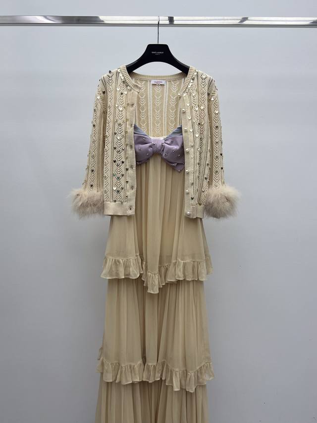 Valentin*亮片刺绣开衫 通体亮片刺绣棉质镂空针织开衫 圆领短款版型 七分袖设计并饰以羽毛装饰 精致时髦贵气优雅 Sml