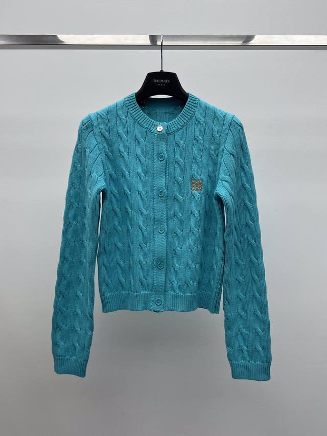 Loew*麻花针织开衫 轻盈棉质水蓝色麻花针织开衫 短款修身版型，罗纹饰边领口袖口和下摆 麻花针织图案赋予这款开衫立体感 胸前饰有对比色Anagram刺绣 颜色