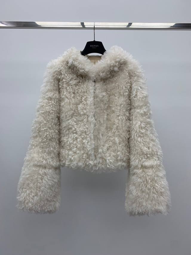 连帽皮毛一体外套 优选进口托斯卡纳皮毛一体面料制作 毛面呈天然卷毛风格，毛卷度卷翘有型 皮板软糯有韧性 回弹性强 保暖恒温一级棒 利落短款版型剪裁 连帽拉链设计