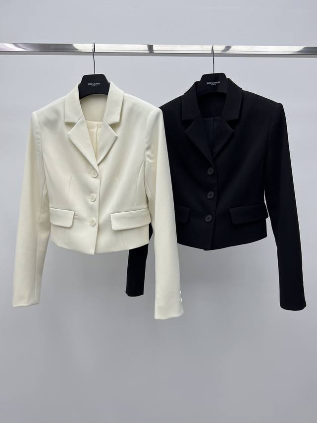 Helsa*短款西装外套 短款收腰版型剪裁 单排扣开合 腰部捏褶收腰设计完美修饰身材比例 搭配裤子裙装都可 打造精致通勤穿搭 Sml