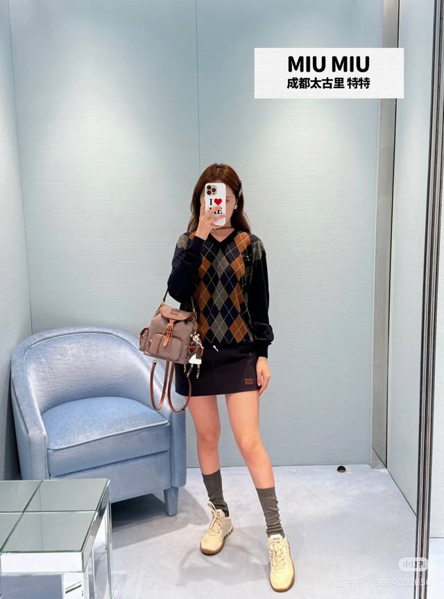 原版Mm 2025秋冬新款时尚菱格针织桃心领长袖毛衣．定制Yb羊毛纱线织造 多重水洗 柔软舒适 桃心领长袖套头毛衣剪裁 领口袖口螺旋纹包边 细致温柔 大身满铺菱