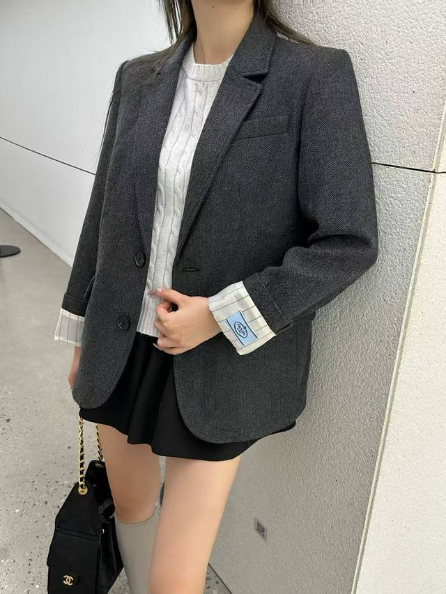原版Pp......2025早秋新时尚羊毛人字纹翻领西装外套，条纹袖口折叠设计，字母标点缀，Logo字母钮扣装饰，剪裁简约大气，上身洋气十足，高端品质。原版1色