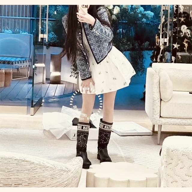 原版Dd.......2025秋冬新款时尚翻领菱格纹外套，定制Yb进口棉纶质感十足 通体沿用菱形纹造型处理 配合领口袖口前襟沿用黑色包边 呼应口袋上缘 增添造型