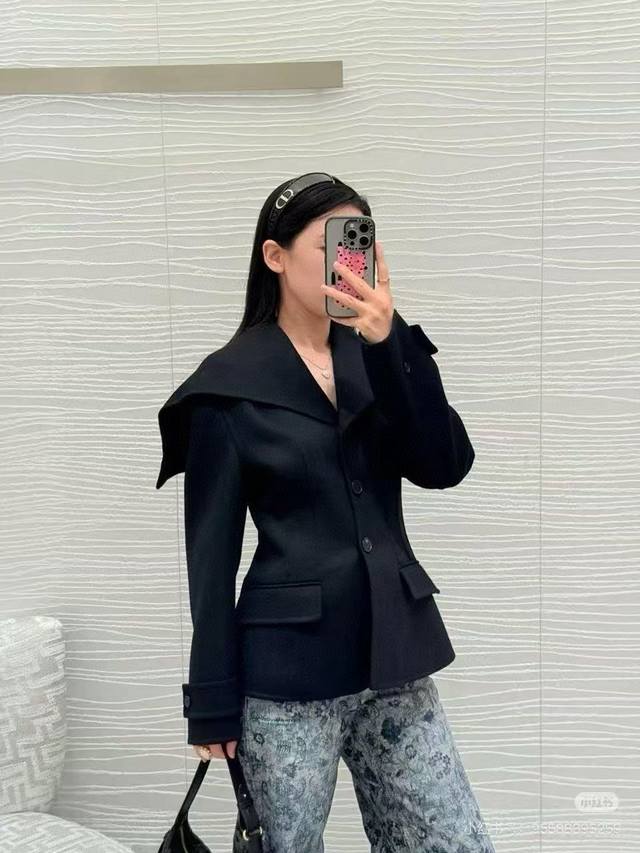 原版Dd......2025秋冬新款时尚系列海军领双面羊毛呢外套，羊毛面料柔软细腻，收腰设计，定制刺绣字母点缀 ，Logo钮扣装饰，高端品质，上身洋气十足。原版