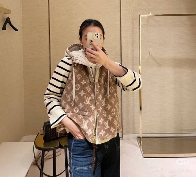 原版Ll......2025秋冬新款时尚泰迪羊羔毛连帽马甲，定制Yb进口泰迪毛绒尼龙材质 颜色面料双重碰撞设计 增添造型层次感 大身满铺标志性四叶草字母徽标元素