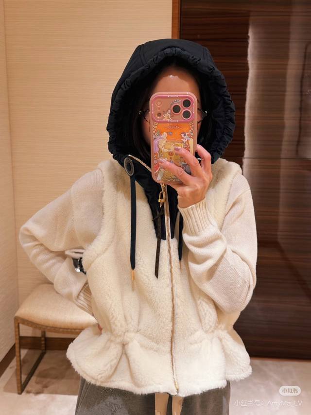 原版Ll......2025秋冬新款时尚泰迪拼接尼龙连帽马甲，定制Yb进口泰迪毛绒尼龙材质 颜色面料双重碰撞设计 增添造型层次感 后背饰以标志性四叶草字母徽标图