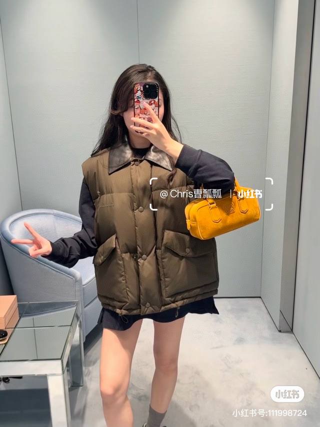 原版Mm 2025秋冬新款时尚翻领扣子拉链开衫面包型马甲，领子拼羊皮设计，超级显瘦的法式坎肩，％90鹅绒填充，超级舒服软软暖暖的鹅绒，宽松版型，男女同款，原版1