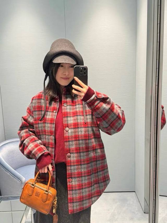 原版Mm 2025秋冬新款付灯芯绒领拼格纹羽绒夹克外套，经典口袋刺绣字母设计，颜色复古又时髦，轻盈保暖版型遮肉显瘦 时髦松弛 秋冬必备御寒单品。原版1色，码数S