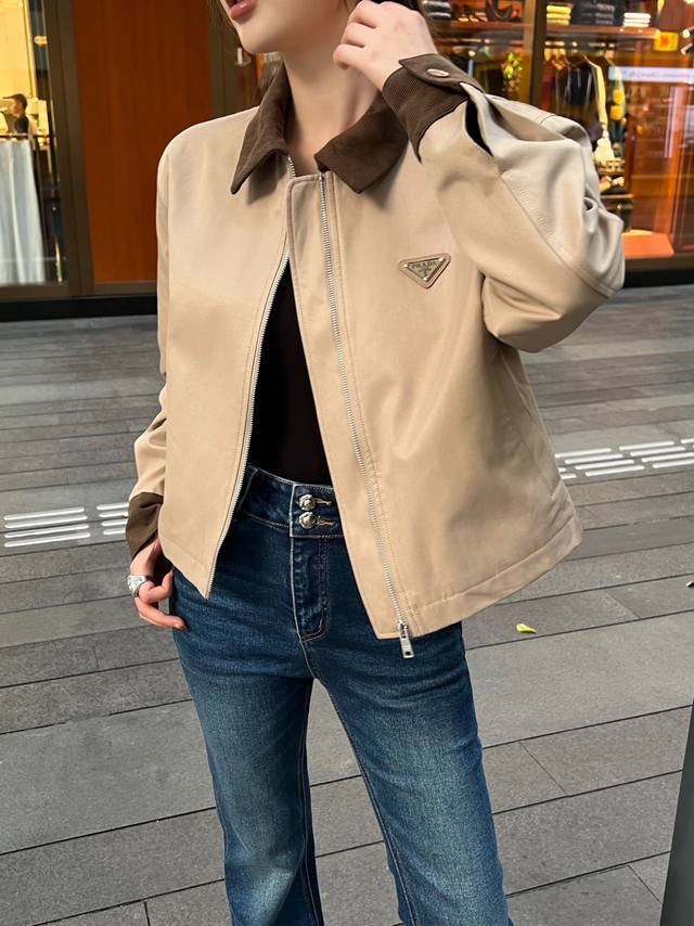 原版Pp......2025秋冬新款时尚翻领风衣外套，定制斜纹全棉风衣材质，质感细腻，垂感十足，拉链开襟外套，落肩翻领宽松微A设计，大身浅卡其配色袖口领口撞色