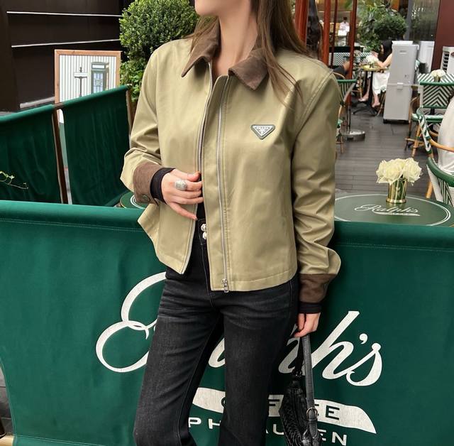 原版Pp......2025秋冬新款时尚翻领风衣外套，定制斜纹全棉风衣材质，质感细腻，垂感十足，拉链开襟外套，落肩翻领宽松微A设计，大身浅卡其配色袖口领口撞色