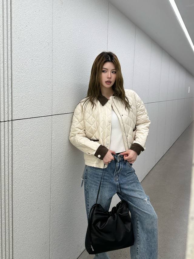 原版Pp.......2025秋冬新款时尚灯芯绒领短款棉服外套，定制进口防风防水尼龙材质，其工艺还原 升级材质 提升秋冬御寒功能 夹棉填充内里 整件轻盈保暖 撞